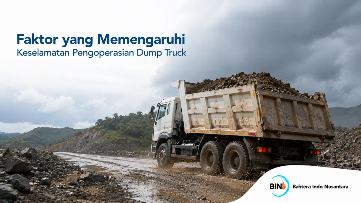 Dump truck bermuatan material di area kerja dengan kondisi medan yang perlu diperhatikan untuk keselamatan operasional.